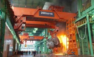 Cần cẩu trên không đúc luyện kim, được sử dụng để nâng lò hay môi múc canh